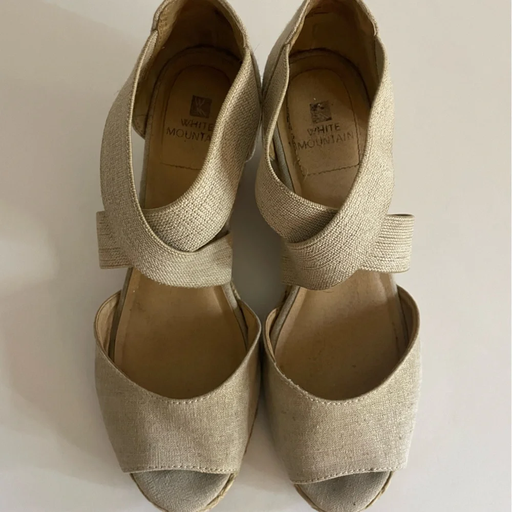 WHITE MOUNTAIN Hudlin Tan Gold Strappy Open Toe Straw Wedge Espadrille Sandals
